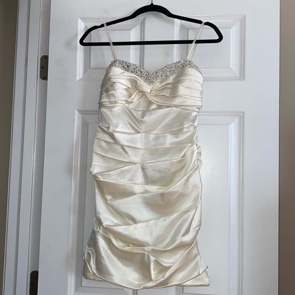Stunning dress perfect for a night out in Miami, Vegas, bachelorette!!
